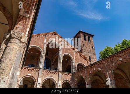 Ein Bild vom Innenhof der Basilika Sant'Ambrogio in Mailand. Stockfoto