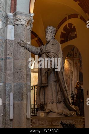 Ein Bild der Statue Pio IX. In der Basilika Sant'Ambrogio in Mailand. Stockfoto