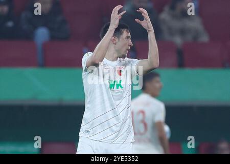 Augsburg, Deutschland. Oktober 2024. Fussball DFB-Pokal 2. Runde FC Augsburg - FC Schalke 04 am 29.10.2024 in der WWK Arena Augsburg Keven Schlotterbeck ( Augsburg ) DFB-Vorschriften verbieten jede Verwendung von Fotografien als Bildsequenzen und/oder Quasi-Video. Foto: Revierfoto Credit: ddp Media GmbH/Alamy Live News Stockfoto