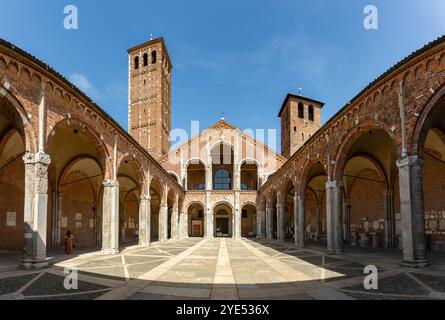 Ein Bild vom Innenhof der Basilika Sant'Ambrogio in Mailand. Stockfoto