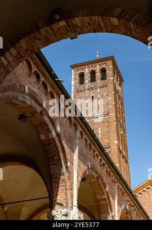 Ein Bild vom Innenhof der Basilika Sant'Ambrogio in Mailand. Stockfoto