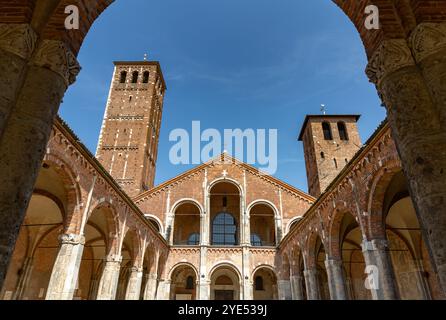 Ein Bild vom Innenhof der Basilika Sant'Ambrogio in Mailand. Stockfoto