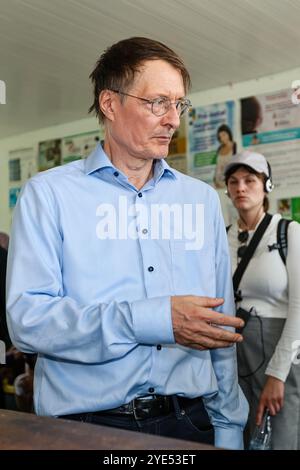 Manaus, Brasilien. Oktober 2024. AM - MANAUS - 10/29/2024 - AM - MANAUS - BESUCH DES BUNDESGESUNDHEITSMINISTERS - Bundesgesundheitsminister Karl Lauterbach begrüßt einen Gesundheitsmanager bei einem Besuch in der Ufergemeinde Jatuarana, Manaus-am, am Dienstag 29. Um mehr über die Versorgungsstruktur zu erfahren. Foto: Antonio Pereira/AGIF Credit: AGIF/Alamy Live News Stockfoto