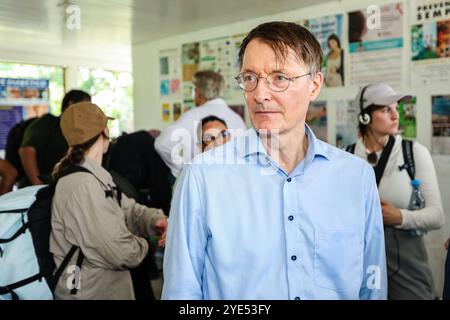 Manaus, Brasilien. Oktober 2024. AM - MANAUS - 10/29/2024 - AM - MANAUS - BESUCH DES BUNDESGESUNDHEITSMINISTERS - Bundesgesundheitsminister Karl Lauterbach begrüßt einen Gesundheitsmanager bei einem Besuch in der Ufergemeinde Jatuarana, Manaus-am, am Dienstag 29. Um mehr über die Versorgungsstruktur zu erfahren. Foto: Antonio Pereira/AGIF Credit: AGIF/Alamy Live News Stockfoto