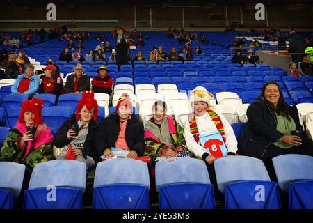 Cardiff, Großbritannien. Oktober 2024. Walisische Fans zeigen ihre Unterstützung vor dem UEFA-Qualifikationsspiel der Frauen im Cardiff City Stadium. Der Bildnachweis sollte lauten: Annabel Lee-Ellis/Sportimage Credit: Sportimage Ltd/Alamy Live News Stockfoto