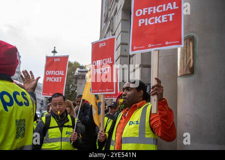 London, Großbritannien. Oktober 2024. Während des protestmarsches in Whitehall in London halten die Demonstranten Plakate und pfeifen ihre Pfeifen. Die Mitglieder DER Sicherheitskräfte der PCS (Public and Commercial Services Union) streikten wochenlang, um bessere Löhne und Arbeitsbedingungen zu erhalten. Und sie organisierten auch einen protestmarsch im Zentrum von London, Großbritannien. Quelle: SOPA Images Limited/Alamy Live News Stockfoto