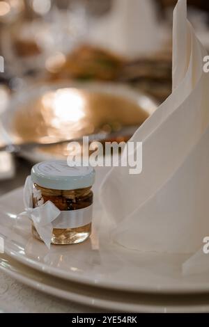 Eleganter Esstisch mit Gourmet-Glas und gefalteter Serviette. Stockfoto