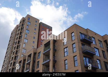 Außenansicht des Wohngebäudes. Block von Stadtwohnungen. Lösungen für den städtischen Wohnungsbau Stockfoto