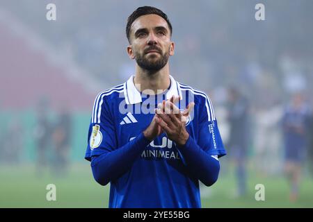 Augsburg, Deutschland. Oktober 2024. Fussball DFB-Pokal 2. Runde FC Augsburg - FC Schalke 04 am 29.10.2024 in der WWK Arena in Augsburg Kenan Karaman ( Schalke ) DFB-Vorschriften verbieten jede Verwendung von Fotografien als Bildsequenzen und/oder Quasi-Video. Foto: Revierfoto Credit: ddp Media GmbH/Alamy Live News Stockfoto