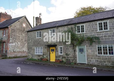 Shaftesbury England 17. Oktober 2024: Traditionelle Steinhäuser in der englischen Stadt Shaftesbury. Malerische Häuser Stockfoto