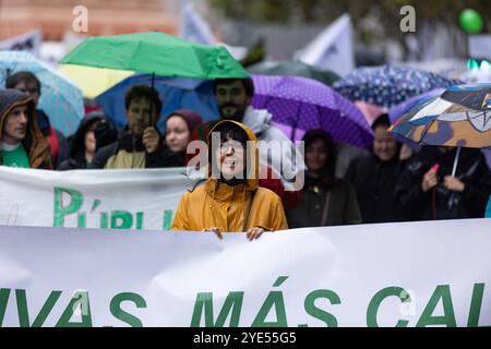 Madrid, Madrid, SPANIEN. Oktober 2024. Gewerkschaften und Lehrerversammlungen demonstrierten im Regen, um bessere Arbeitsbedingungen von der Gemeinschaft Madrid zu fordern (Foto: © Ignacio Lopez Isasmendi/ZUMA Press Wire) NUR REDAKTIONELLE VERWENDUNG! Nicht für kommerzielle ZWECKE! Stockfoto