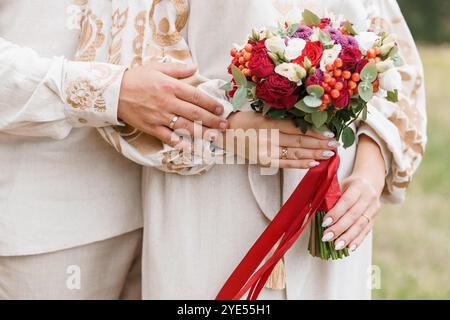 Romantisches Verlobungsporträt mit Blumenstrauß. Stockfoto