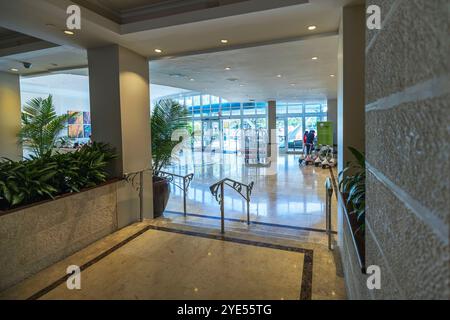 Geräumige Hotellobby mit großem Glaseingang, Grün und modernem Dekor bietet eine einladende Atmosphäre. Miami Beach. USA. Stockfoto