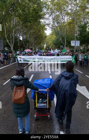 Madrid, Madrid, SPANIEN. Oktober 2024. Gewerkschaften und Lehrerversammlungen demonstrierten im Regen, um bessere Arbeitsbedingungen von der Gemeinschaft Madrid zu fordern (Foto: © Ignacio Lopez Isasmendi/ZUMA Press Wire) NUR REDAKTIONELLE VERWENDUNG! Nicht für kommerzielle ZWECKE! Stockfoto