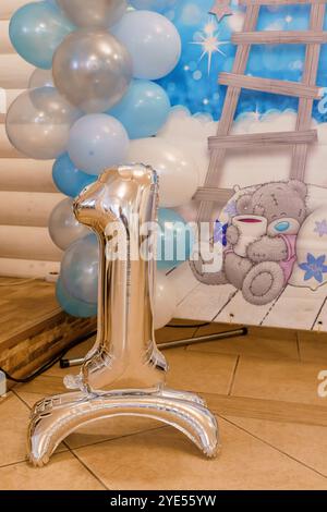 Silberballon Nummer eins für eine Feier zum ersten Geburtstag. Stockfoto