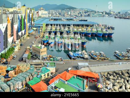 Fischerboote im Hafen von Busan, dem größten Hafen Südkoreas, dessen Lage als Busan Harbor bekannt ist. Stockfoto