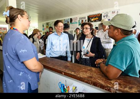 Manaus, Brasilien. Oktober 2024. AM - MANAUS - 10/29/2024 - AM - MANAUS - BESUCH DES BUNDESGESUNDHEITSMINISTERS - Bundesgesundheitsminister Karl Lauterbach begrüßt einen Gesundheitsmanager bei einem Besuch in der Ufergemeinde Jatuarana, Manaus-am, am Dienstag 29. Um mehr über die Versorgungsstruktur zu erfahren. Foto: Antonio Pereira/AGIF (Foto: Antonio Pereira/AGIF/SIPA USA) Credit: SIPA USA/Alamy Live News Stockfoto