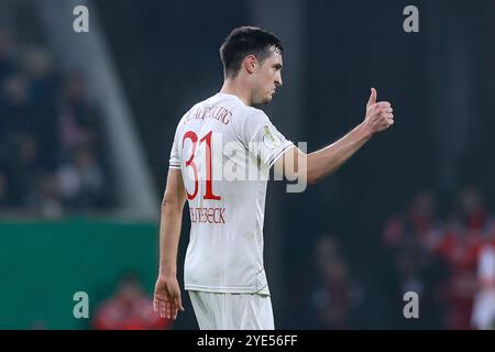 Augsburg, Deutschland. Oktober 2024. Fussball DFB-Pokal 2. Runde FC Augsburg - FC Schalke 04 am 29.10.2024 in der WWK Arena Augsburg Keven Schlotterbeck ( Augsburg ) DFB-Vorschriften verbieten jede Verwendung von Fotografien als Bildsequenzen und/oder Quasi-Video. Foto: Revierfoto Credit: ddp Media GmbH/Alamy Live News Stockfoto