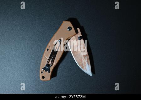 Klappmesser braun auf schwarzem Hintergrund Stockfoto