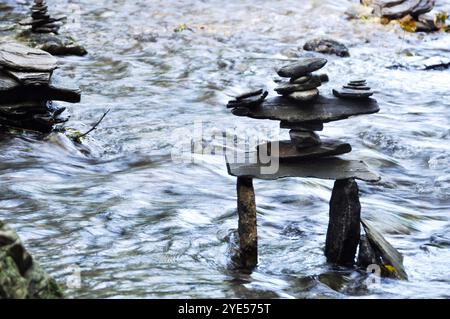 Eine interessante Anordnung von Steinen, die im Fluss unterhalb des Wasserfalls in St. Nectans Glen bei Tintagel in Cornwall ausgeglichen sind. Stockfoto