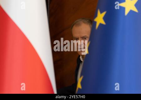 Warschau, Polen. Oktober 2024. Ministerpräsident von Polen, Donald Tusk, während einer Pressekonferenz gesehen. Der polnische Premierminister Donald Tusk sprach nach einer wöchentlichen Regierungssitzung vor der Presse, die sich auf den Bericht des Ausschusses über den russischen Einfluss und dringende Fragen der Gesundheitskrise konzentrierte. Quelle: SOPA Images Limited/Alamy Live News Stockfoto