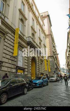 Neapel, Italien - 2. April 2023: Fassade des Museo d'arte Contemporanea auf der Donna Regina in der historischen Stadt Neapel an einem bewölkten Frühlingstag. Die Stockfoto