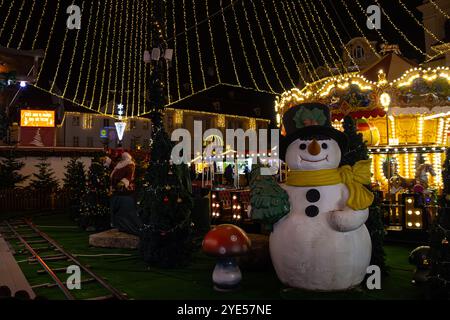 Schneemann- und Weihnachtsdekoration auf dem Weihnachtsmarkt in Sibiu, Rumänien Stockfoto