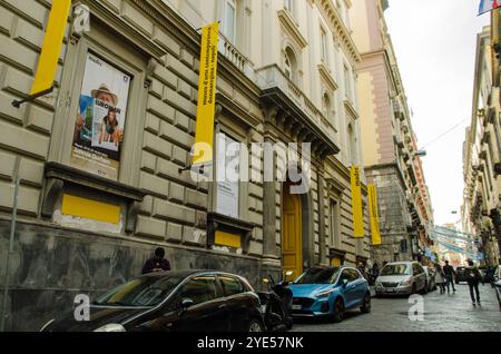 Neapel, Italien - 2. April 2023: Horizontaler Blick auf den Eingang des Museo d'Arte Contemporanea, bekannt als Madre in der historischen Stadt Neapel auf einem o Stockfoto