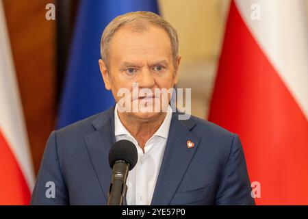 Warschau, Polen. Oktober 2024. Ministerpräsident von Polen, Donald Tusk, spricht während einer Pressekonferenz. Der polnische Premierminister Donald Tusk sprach nach einer wöchentlichen Regierungssitzung vor der Presse, die sich auf den Bericht des Ausschusses über den russischen Einfluss und dringende Fragen der Gesundheitskrise konzentrierte. Quelle: SOPA Images Limited/Alamy Live News Stockfoto