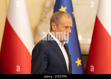 Warschau, Polen. Oktober 2024. Ministerpräsident von Polen, Donald Tusk, spricht während einer Pressekonferenz. Der polnische Premierminister Donald Tusk sprach nach einer wöchentlichen Regierungssitzung vor der Presse, die sich auf den Bericht des Ausschusses über den russischen Einfluss und dringende Fragen der Gesundheitskrise konzentrierte. Quelle: SOPA Images Limited/Alamy Live News Stockfoto