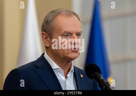 Warschau, Polen. Oktober 2024. Ministerpräsident von Polen, Donald Tusk, spricht während einer Pressekonferenz. Der polnische Premierminister Donald Tusk sprach nach einer wöchentlichen Regierungssitzung vor der Presse, die sich auf den Bericht des Ausschusses über den russischen Einfluss und dringende Fragen der Gesundheitskrise konzentrierte. Quelle: SOPA Images Limited/Alamy Live News Stockfoto