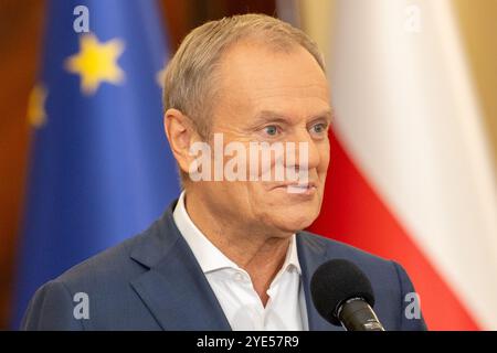 Warschau, Polen. Oktober 2024. Ministerpräsident von Polen, Donald Tusk, spricht während einer Pressekonferenz. Der polnische Premierminister Donald Tusk sprach nach einer wöchentlichen Regierungssitzung vor der Presse, die sich auf den Bericht des Ausschusses über den russischen Einfluss und dringende Fragen der Gesundheitskrise konzentrierte. Quelle: SOPA Images Limited/Alamy Live News Stockfoto