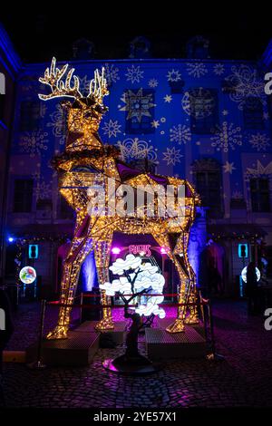 Weihnachtsdekoration in Form eines Rentiers. Glänzende Rentierdekoration Stockfoto