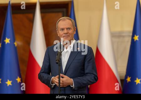 Warschau, Polen. Oktober 2024. Ministerpräsident von Polen, Donald Tusk, spricht während einer Pressekonferenz. Der polnische Premierminister Donald Tusk sprach nach einer wöchentlichen Regierungssitzung vor der Presse, die sich auf den Bericht des Ausschusses über den russischen Einfluss und dringende Fragen der Gesundheitskrise konzentrierte. Quelle: SOPA Images Limited/Alamy Live News Stockfoto