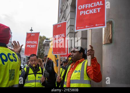 London, Großbritannien. Oktober 2024. Während des protestmarsches in Whitehall in London halten die Demonstranten Plakate und pfeifen ihre Pfeifen. Die Mitglieder DER Sicherheitskräfte der PCS (Public and Commercial Services Union) streikten wochenlang, um bessere Löhne und Arbeitsbedingungen zu erhalten. Und sie organisierten auch einen protestmarsch im Zentrum von London, Großbritannien. (Foto: Krisztian Elek/SOPA Images/SIPA USA) Credit: SIPA USA/Alamy Live News Stockfoto