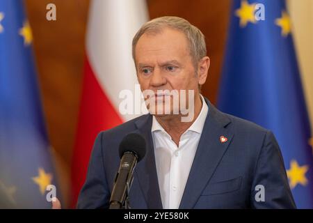 Warschau, Polen. Oktober 2024. Ministerpräsident von Polen, Donald Tusk, spricht während einer Pressekonferenz. Der polnische Premierminister Donald Tusk sprach nach einer wöchentlichen Regierungssitzung vor der Presse, die sich auf den Bericht des Ausschusses über den russischen Einfluss und dringende Fragen der Gesundheitskrise konzentrierte. Quelle: SOPA Images Limited/Alamy Live News Stockfoto