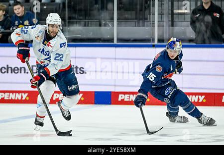 Matthias PLACHTA (Adler Mannheim, #22) gegen Nikolaus Heigl (EHC Red Bull München, #15). GER, EHC Red Bull München vs. Adler Mannheim, Eishockey, DEL, 3. Spieltag, Saison 2024/2025, 29.10.2024. Foto: Eibner-Pressefoto/Heike Feiner Stockfoto