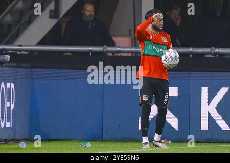 NIJMEGEN, 29-10-2024, Goffert Stadium, Fußball, niederländischer Pokal, Staffel 2024/2025, Cups auf dem Spielfeld während des Spiels NEC - PEC Zwolle Credit: Pro Shots/Alamy Live News Stockfoto