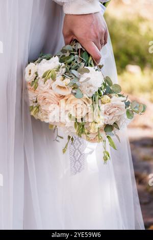 Eleganter Brautstrauß aus Nahaufnahme mit weichen Pastellblumen. Stockfoto