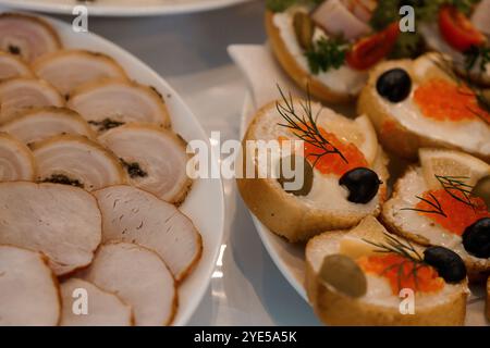 Exquisite Köstlichkeiten mit Fleisch und Gourmet-Kanapees. Stockfoto