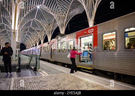 Lissabon, Portugal. Oktober 2024. Passagiere werden auf einem der Bahnsteige des Bahnhofs Oriente in Lissabon in einen Zug einsteigen gesehen. Die Fahrer und Arbeitnehmer der portugiesischen Eisenbahngesellschaft Comboios de Portugal haben einen Streik begonnen, der bis zum 3. November andauert, da die Sozialleistungen und Gehälter immer knapper werden. Das Unternehmen erwartet Unterbrechungen der Dienste, insbesondere am 31. Oktober. (Credit Image: © Jorge Castellanos/SOPA Images via ZUMA Press Wire) NUR REDAKTIONELLE VERWENDUNG! Nicht für kommerzielle ZWECKE! Stockfoto