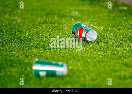 Nijmegen, Niederlande. Oktober 2024. NIJMEGEN, NIEDERLANDE - 29. OKTOBER: Plastiktassen wurden während des niederländischen TOTO KNVB Beker First Round Matches zwischen NEC und PEC Zwolle am 29. Oktober 2024 im Goffertstadion in Nijmegen, Niederlande, auf das Feld geworfen. (Foto: Broer van den Boom/Orange Pictures) Credit: Orange Pics BV/Alamy Live News Stockfoto