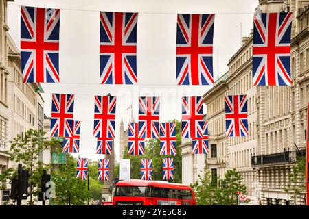 London, England, Großbritannien - 27. Juni 2023: Reihen von Union-Flaggen hängen über einer Straße im Zentrum Londons Stockfoto