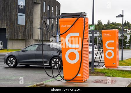 Akureyri, Island - 24. August 2024: Elektroautos werden an eine Schnellladestation in der Nähe des Stadtzentrums angeschlossen Stockfoto