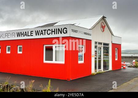 Akureyri, Island - 24. August 2024: Außenansicht des Ticketschalters des Akureyri Whale Watching Reiseunternehmens Stockfoto