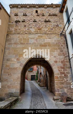 Der mittelalterliche Bogen im kleinen Dorf Cirauqui in Nordspanien Stockfoto