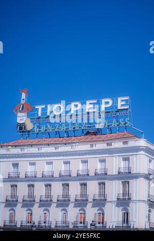 Das Schild auf dem Dach eines historischen Gebäudes ist bekannt für sein klassisches Design, das kulturelle und kommerzielle Elemente kombiniert. Stockfoto