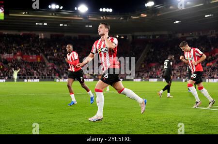 Taylor Harwood-Bellis aus Southampton feiert das erste Tor ihrer Mannschaft im Carabao Cup in der vierten Runde im St Mary's Stadium. Bilddatum: Dienstag, 29. Oktober 2024. Stockfoto