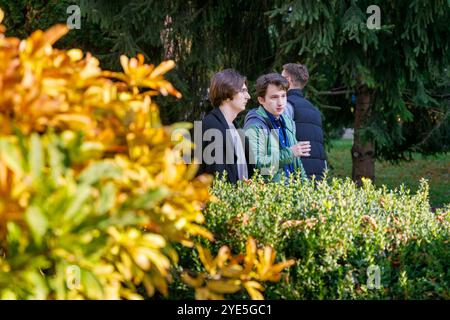 Nicht exklusiv: KIEW, UKRAINE - 28. OKTOBER 2024 - Menschen sind auf dem Platz in der Nähe des Goldenen Tors in Kiew, Hauptstadt der Ukraine. Stockfoto