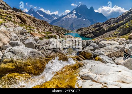 Der Gipfel des Petit Dru bietet schroffe Gipfel und Felsformationen vor klarem Himmel. Felsiger Gipfel des Aiguilles de Dru, les Drus in den Chamonix Alpen Stockfoto